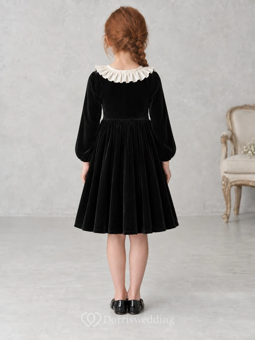 Schwarzes Vintage-Blumenmädchenkleid aus Samt mit langen Ärmeln und Rüschenkragen view 2