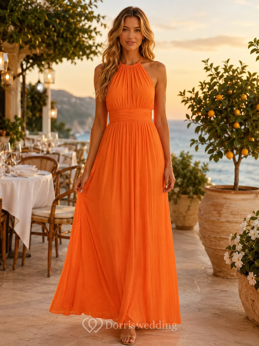 Vestido largo de noche de gasa plisada con escote halter color naranja