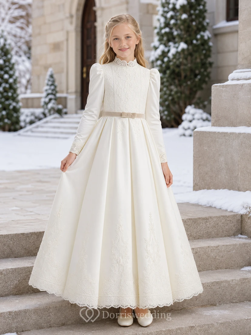Robe de première communion vintage en satin et dentelle, col montant et manches bouffantes.
