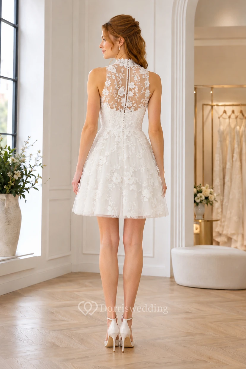 Robe de mariée courte trapèze en dentelle illusion blanche à col montant view 2