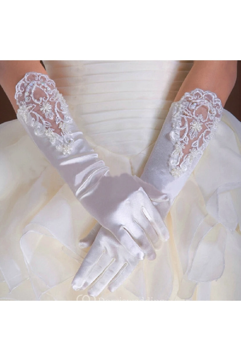 Gants longs en satin extensible blanc à sequins et perles. Le paquet concerne les gants. view 3