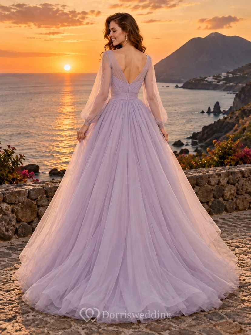 Vestido de novia de satén de tul color lavanda con escote redondo, corte en A, mangas largas y cola. view 2