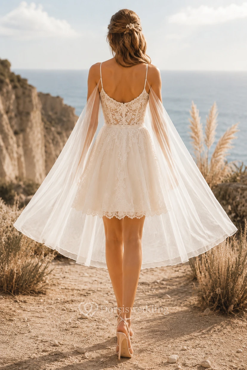 Robe de mariée courte en tulle à fines bretelles, corsage en dentelle et empiècements de cape transparents view 2