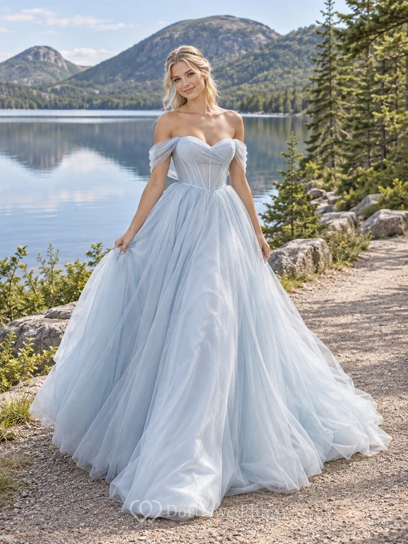 Vestido de novia sencillo de manga corta con escote corazón y hombros descubiertos, de tul liso y corte en A hasta el suelo.