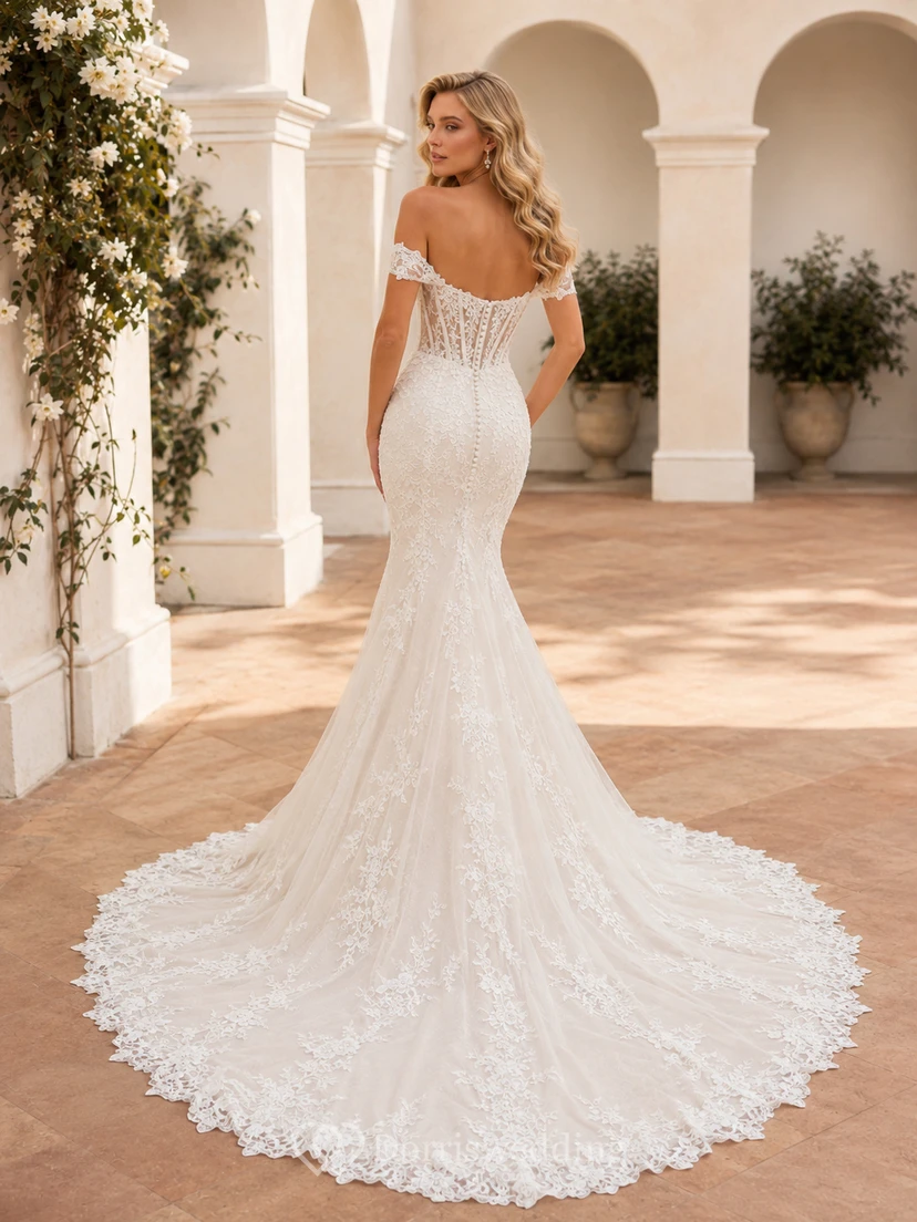 Robe de mariée sirène en dentelle florale à épaules dénudées et décolleté cœur, boutons illusion et traîne chapelle view 2