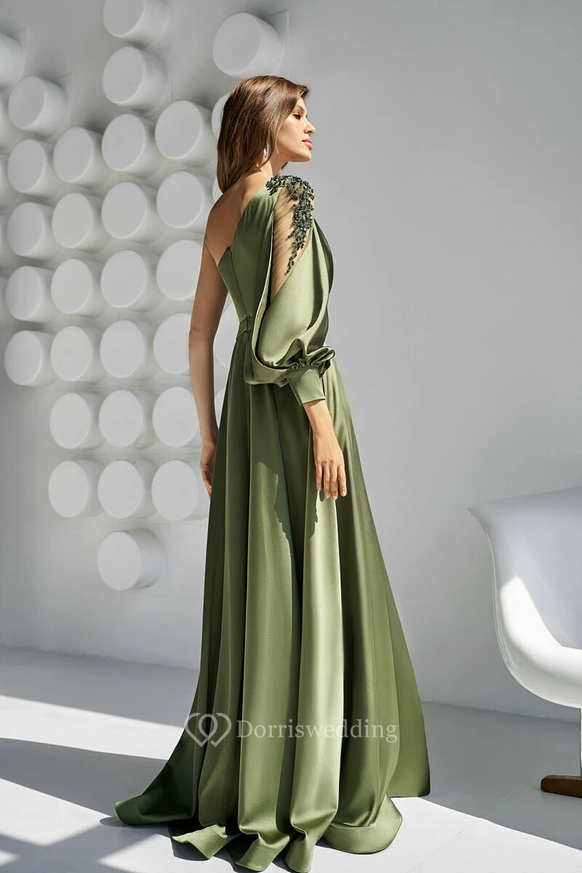 Vestido asimétrico de satén verde con abertura frontal y un solo hombro view 2