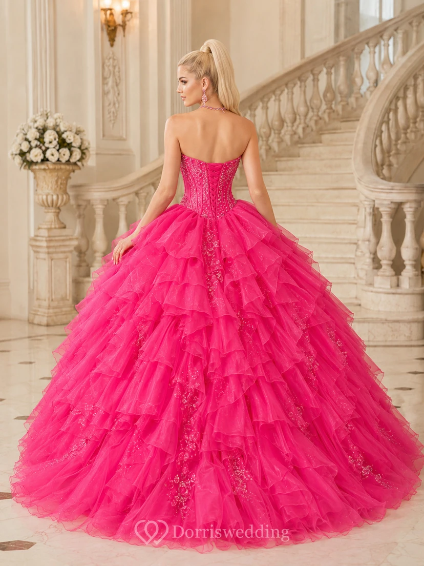 Robe de bal de princesse fuchsia de luxe, bustier cœur, ornée de cristaux et de tulle à volants, pour quinceañera. view 2