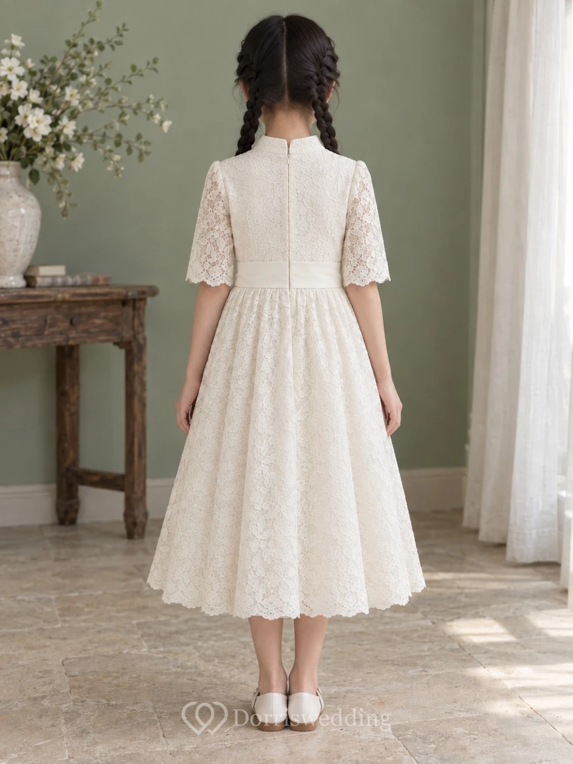 Schlichtes Vintage-Kleid für Blumenmädchen: Elfenbein, Teelänge, hoher Kragen, gekerbter Saum, transparente Ellbogenärmel, Blattspitze, breites Band, Muschelsaum. view 2