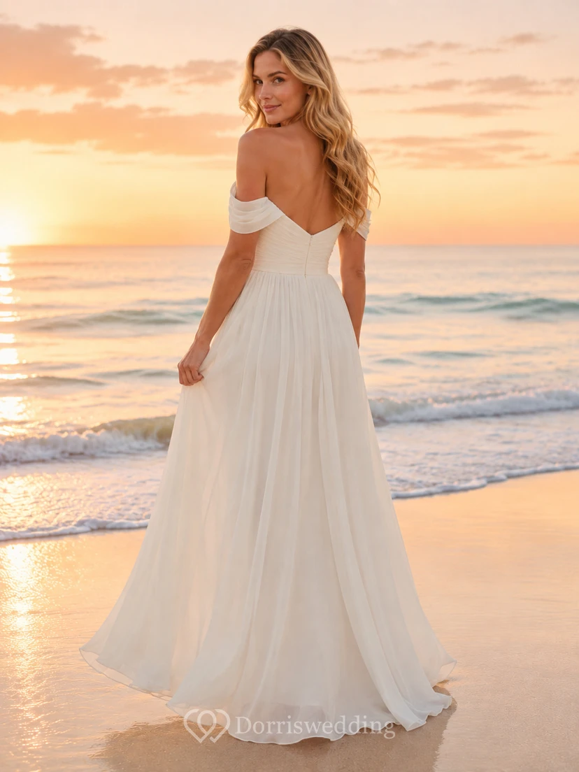 Robe de mariée trapèze en mousseline à épaules dénudées et décolleté cœur, idéale pour une cérémonie de renouvellement de vœux à la plage. view 2