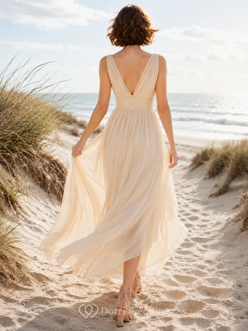Vestido de novia de gasa fruncida con escote en V y abertura lateral para fugarse a la playa view 2