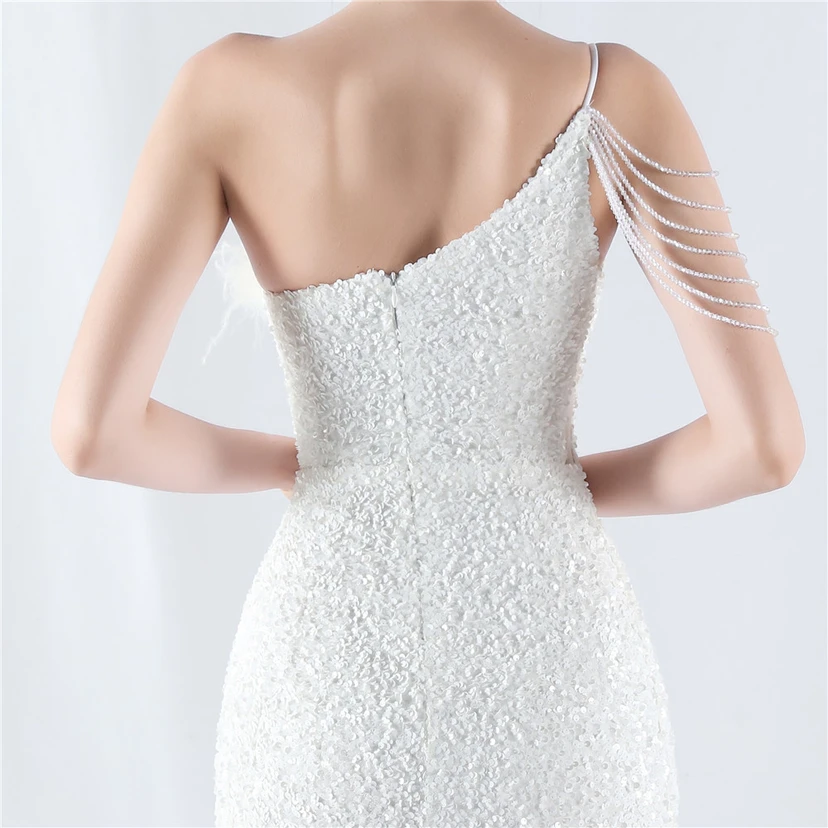 Robe de soirée longue à une épaule, ornée de plumes d'autruche, de perles et de sequins, avec col asymétrique et fente haute. view 7