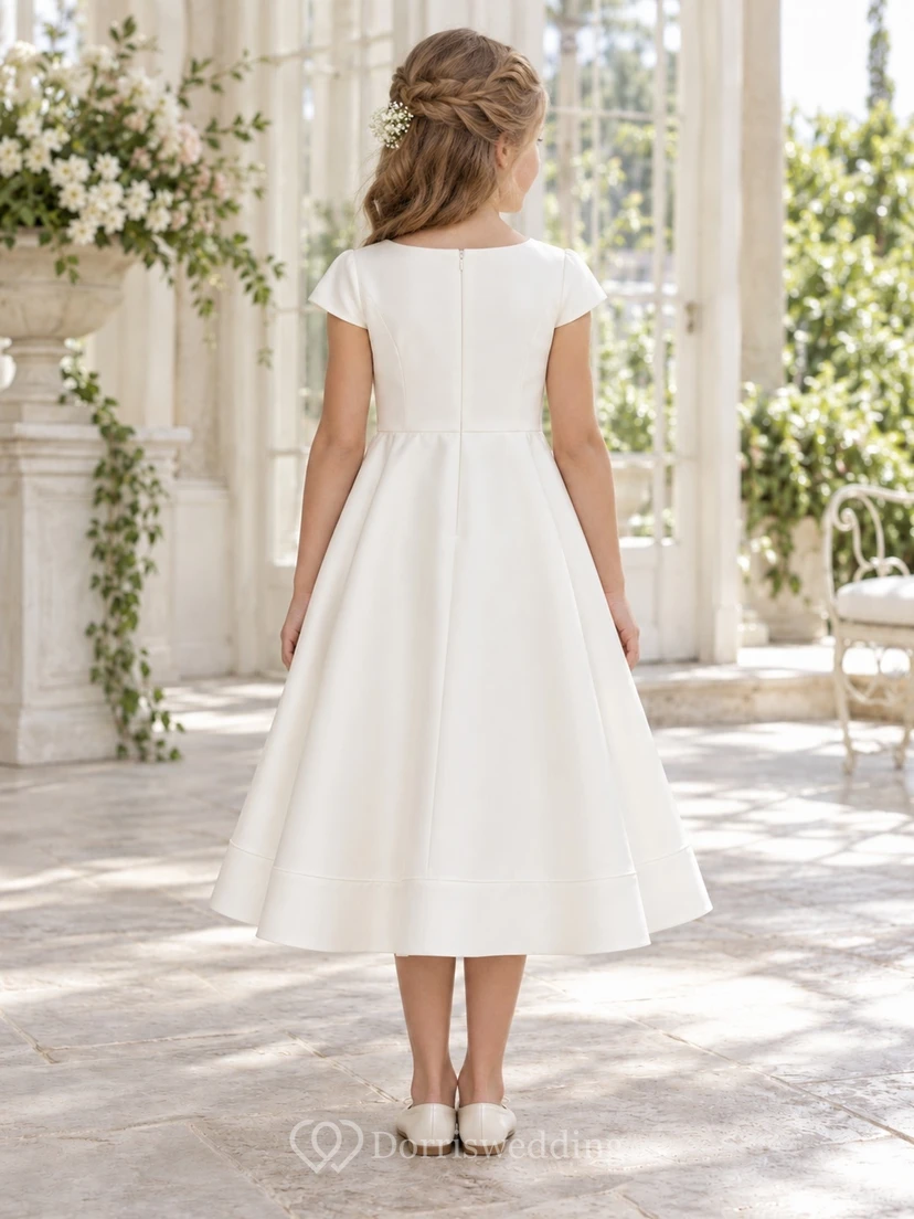 Schlichtes elfenbeinfarbenes, teelanges Blumenmädchenkleid mit U-Boot-Ausschnitt, flachen Flügelärmeln, glattem Satin, natürlicher Taille, mäßig ausgestelltem Rock, tiefem Saum und Reißverschluss hinten. view 2