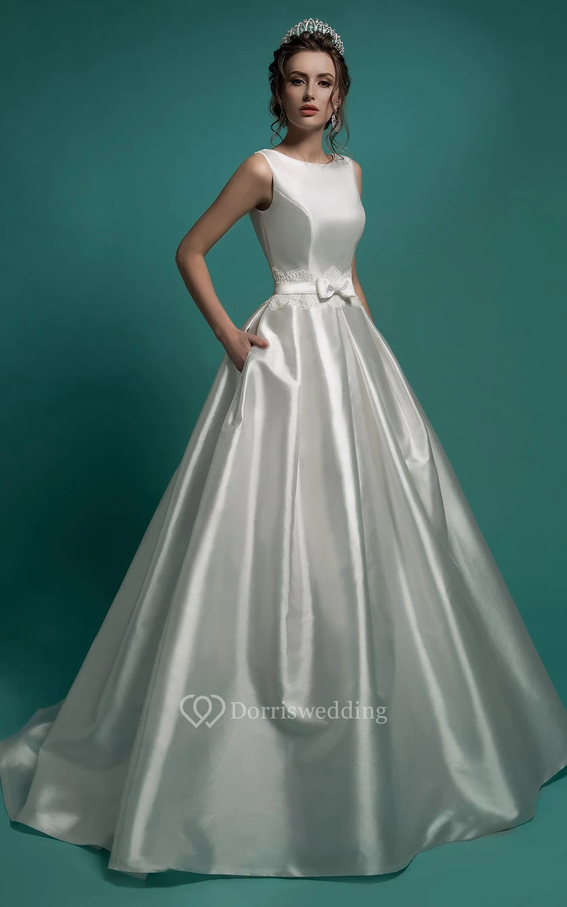 Vestido largo de satén sin mangas con escote joya, espalda en V baja, corte en A, apliques de encaje y lazo.
