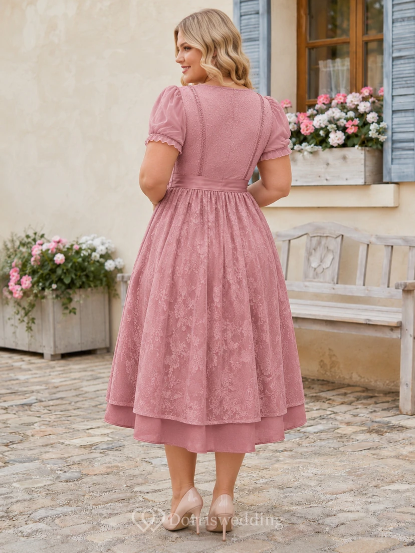 Vestido formal de talla grande color rosa empolvado con encaje, corte en A, largo hasta la rodilla, mangas cuadradas abullonadas. view 2