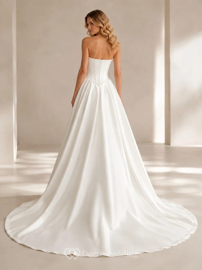 Vestido de novia sencillo de satén con corte en A, sin tirantes y con punta, estilo vasco. view 2