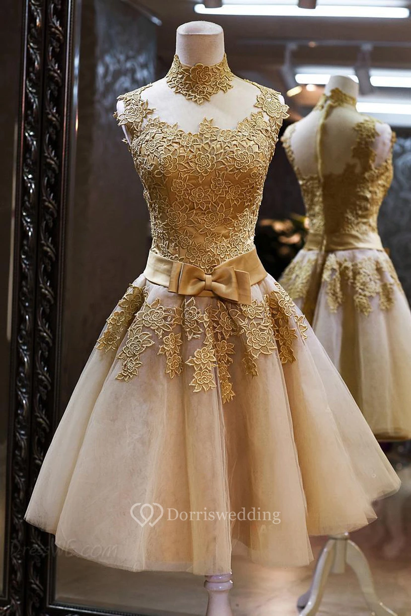 Precioso vestido corto de fiesta sin mangas con cuello alto y apliques dorados de tul