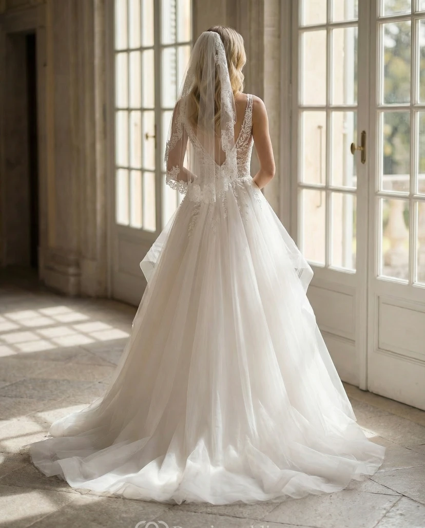 Vestido de novia de gala con corpiño de encaje y tul, tirantes con escote en V y cola de capilla. view 2
