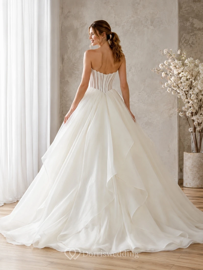 Vestido de novia de gala con corsé escultural sin tirantes y capas view 2