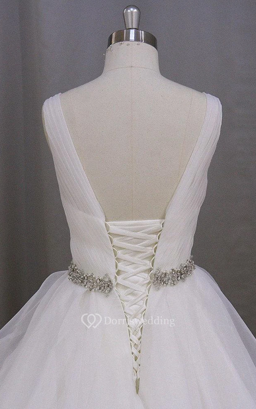 Robe sans manches en organza à col en V, ornée de volants et d'une ceinture perlée view 2