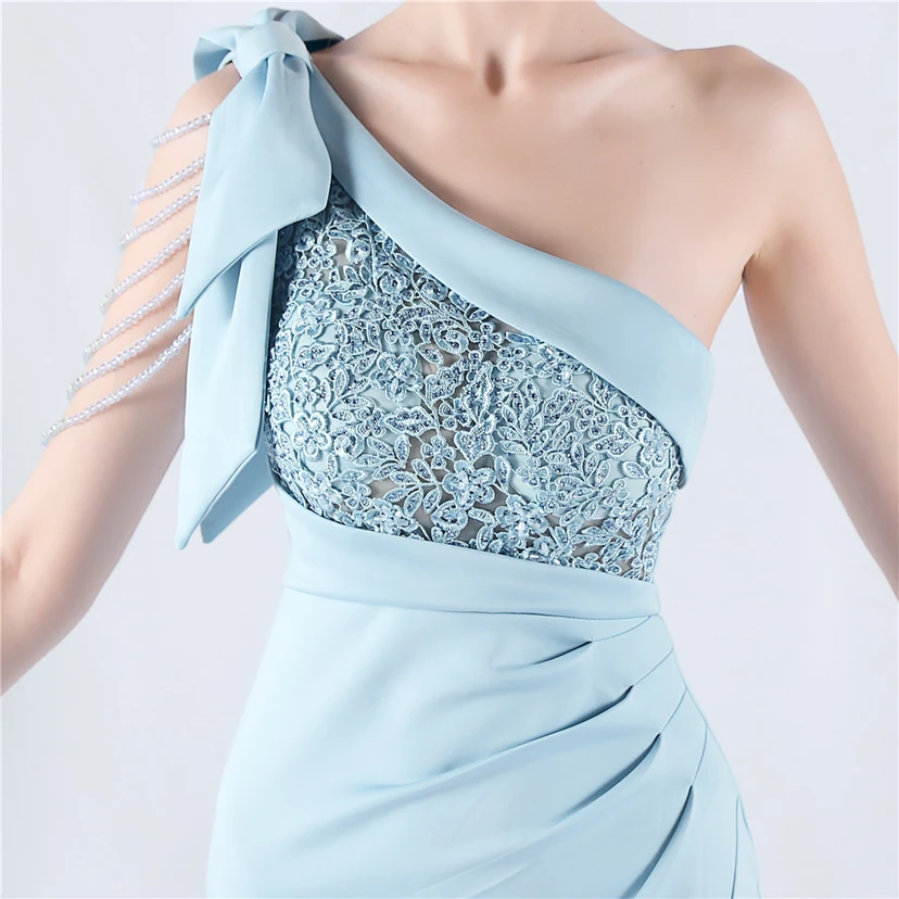 Vestido de noche de satén de alta gama con encaje de diamantes y diseño artesanal. view 38