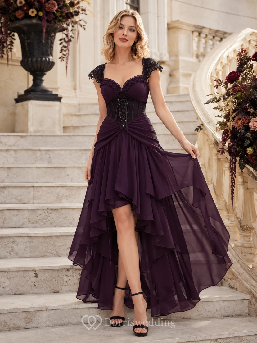 Vestido de invitada con corsé de encaje y escote corazón color ciruela, asimétrico y con volantes.