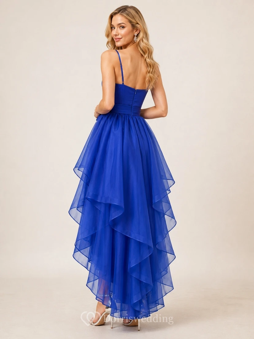 Robe de bal bleu royal asymétrique en organza, avec encolure à bretelles, taille nouée, jupe trapèze à volants et ourlet fluide. view 2