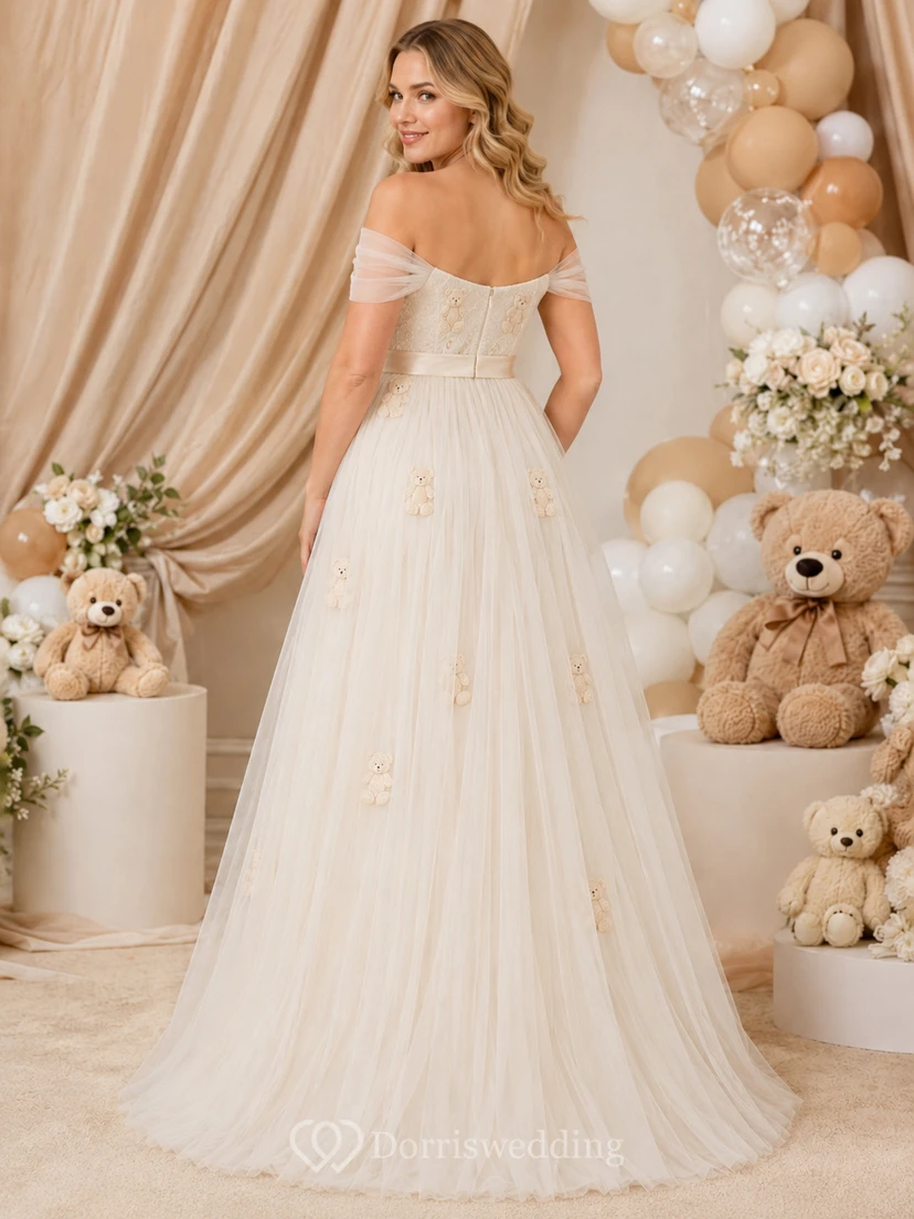 Champagnerfarbenes Umstandskleid mit schulterfreiem Teddy-Detail, Applikationen und A-Linien-Schnitt, bodenlang view 2