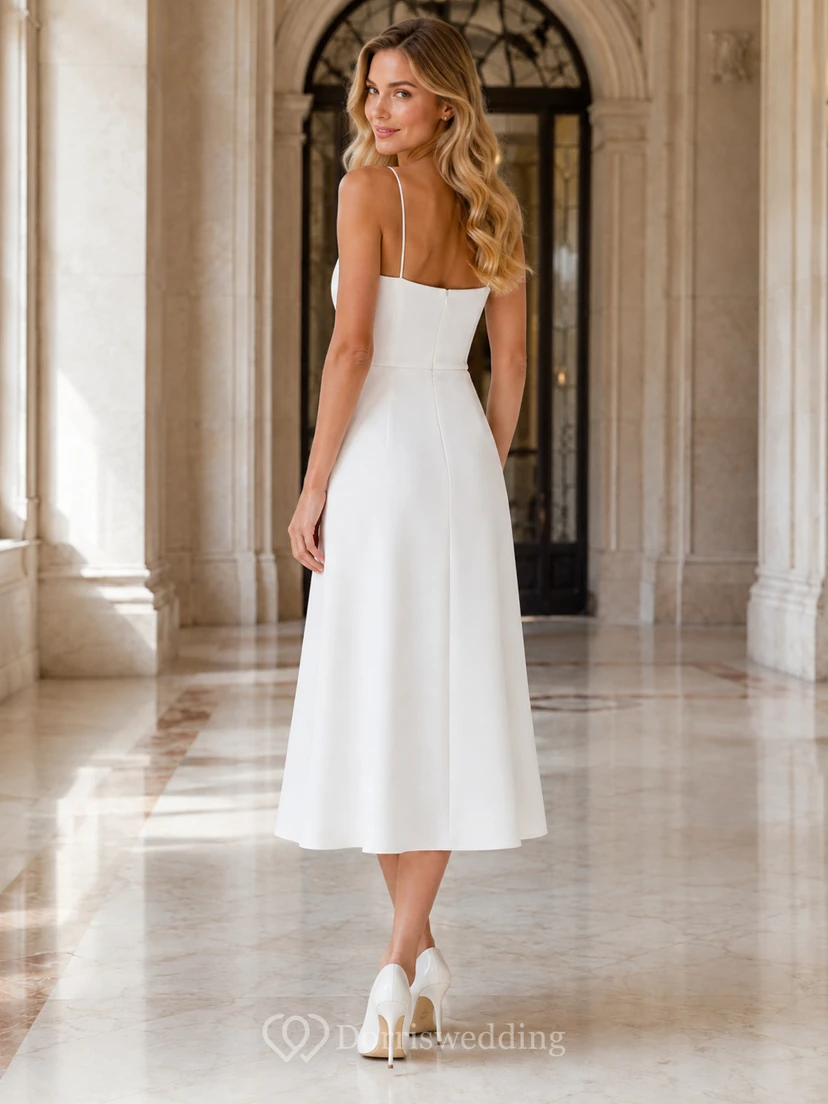Robe de mariée civile en satin, coupe trapèze, bretelles fines spaghetti, col carré et longueur thé, style moderne et simple, idéale pour une cérémonie civile. view 2