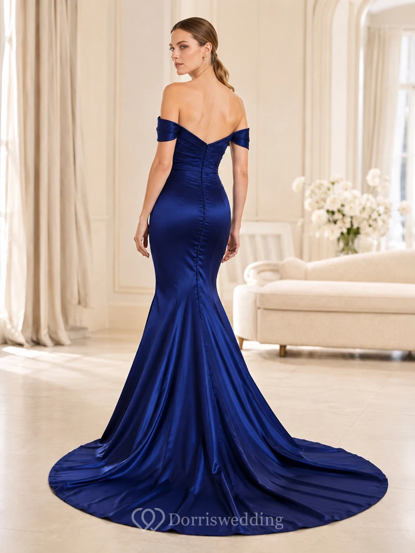 Robe de mariée sirène en satin bleu marine à épaules dénudées et froncée avec traîne chapelle view 2