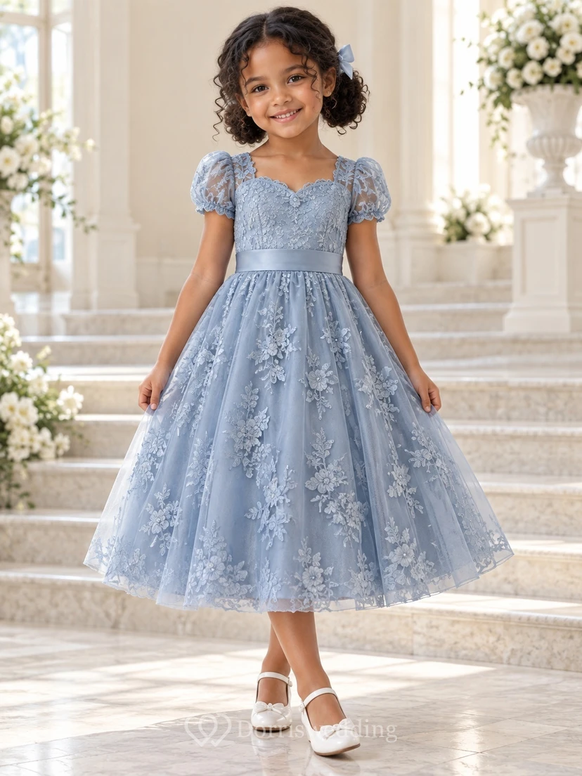 Vestido de niña de flores azul con estampado floral, corte en A, mangas abullonadas y lazo en la espalda, hasta la rodilla.
