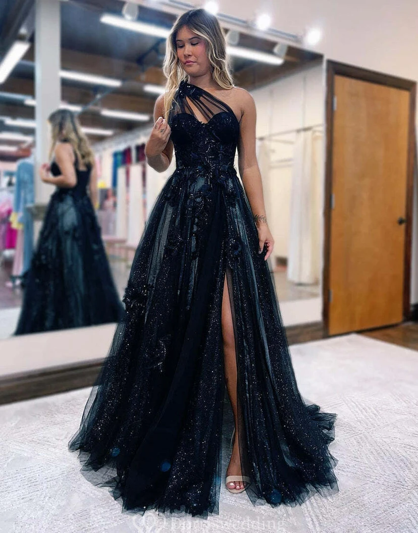Espectacular vestido negro de tul brillante con escote corazón y abertura.