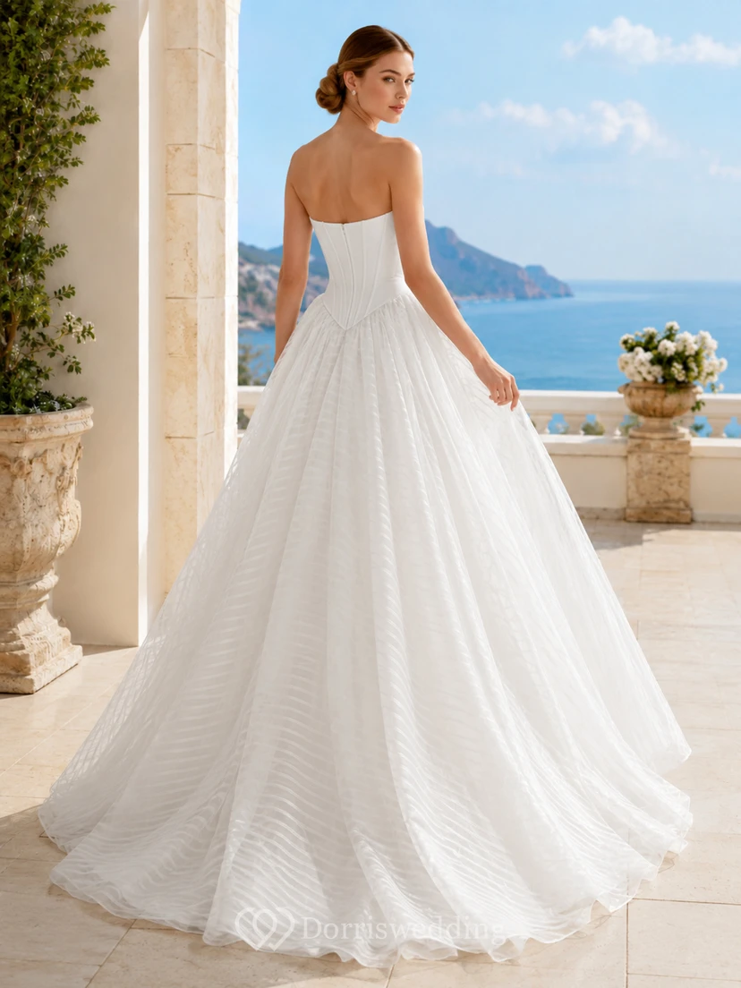 Robe de mariée moderne bustier à encolure carrée, plissée et en organza texturé, avec traîne. view 2