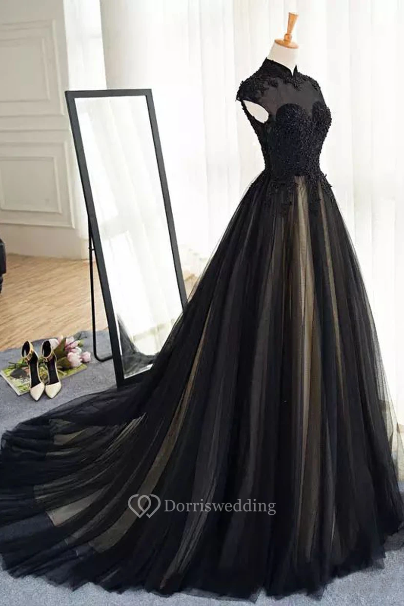 Robe de mariée trapèze en dentelle et tulle, col montant, manches courtes, traîne courte, ornée d'appliques et de plis view 3