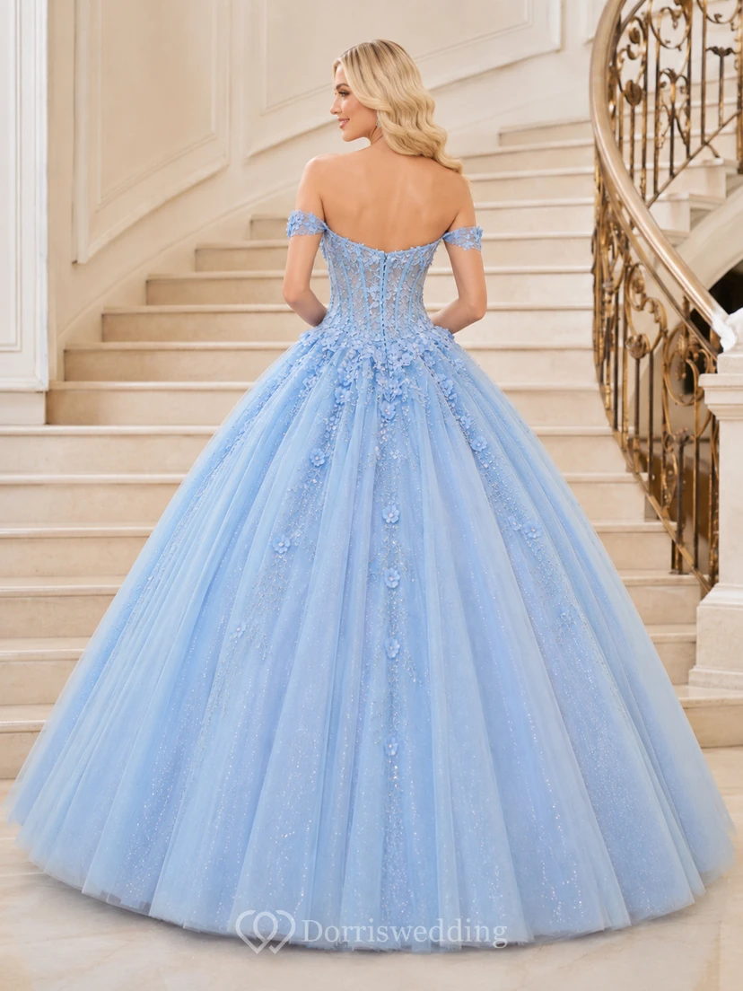 Vestido de baile romántico de princesa azul cielo con escote corazón y tul floral, estilo quinceañera, sin hombros y con escote corazón. view 2