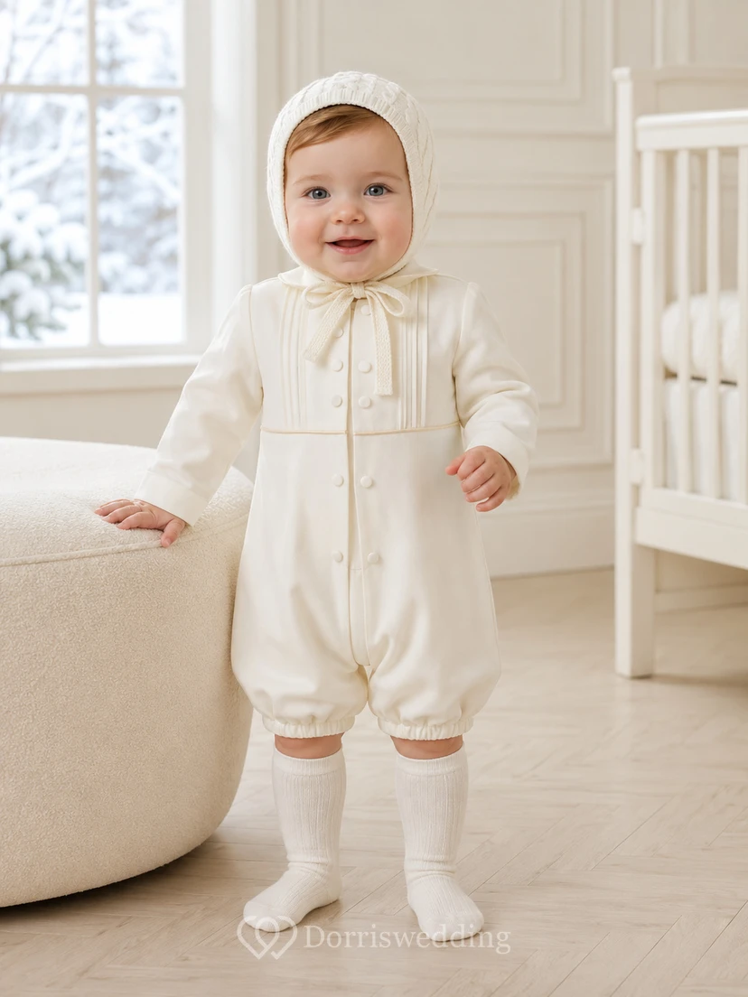 Klassischer weißer Langarm-Baby-Tauf-Strampler mit Zopfmuster und Füßchen