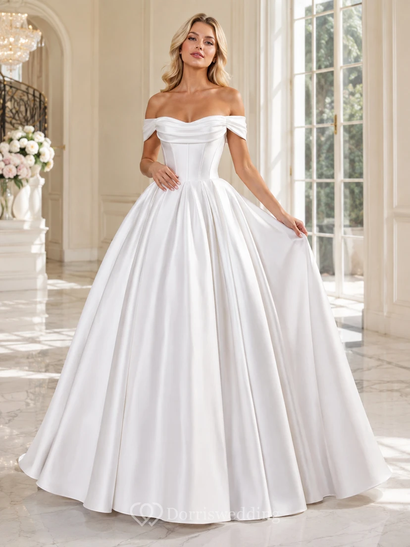 Robe de bal blanche élégante en satin plissé à épaules dénudées, longue jusqu'au sol, idéale pour une débutante.