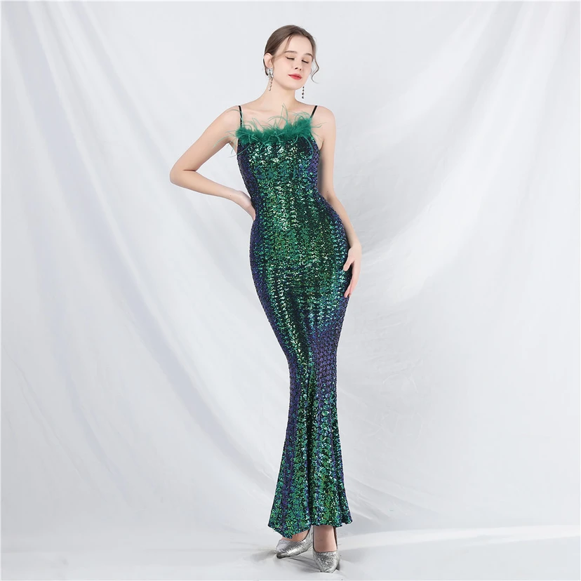 Robe de soirée de luxe ornée de plumes d'autruche et de sequins, idéale pour un banquet. view 34