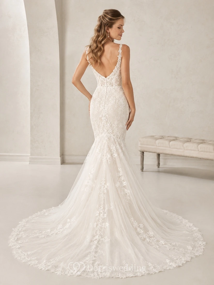 Vestido de novia romántico sin espalda con escote en V, encaje y cola de capilla. view 2