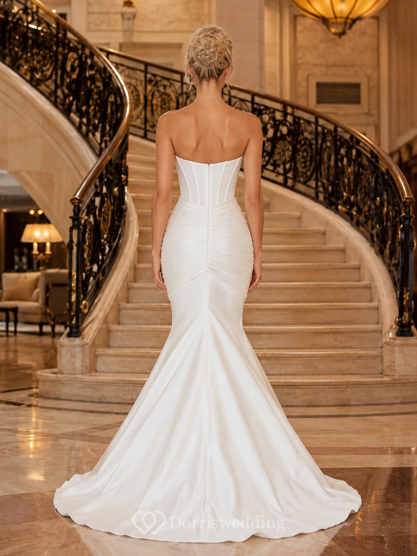 Robe de mariée sirène en satin froncé, longue jusqu'au sol, bustier cœur, sans manches, fermeture éclair au dos et traîne. view 2