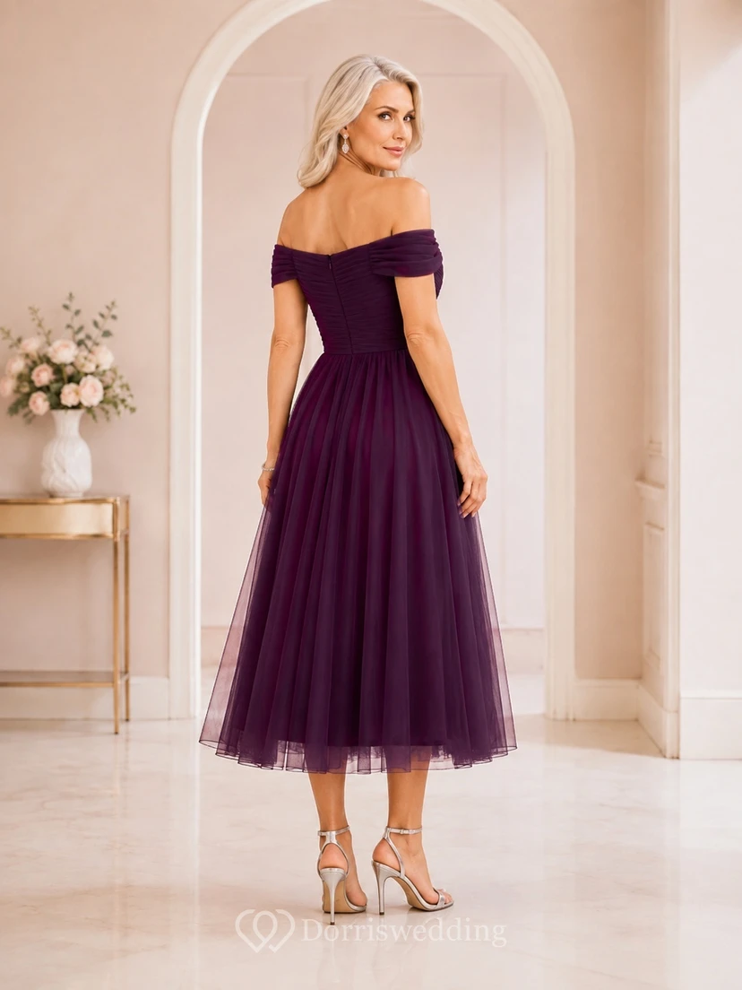Vestido de cóctel semiformal romántico de tul color ciruela con hombros descubiertos y corte en A hasta la rodilla view 2