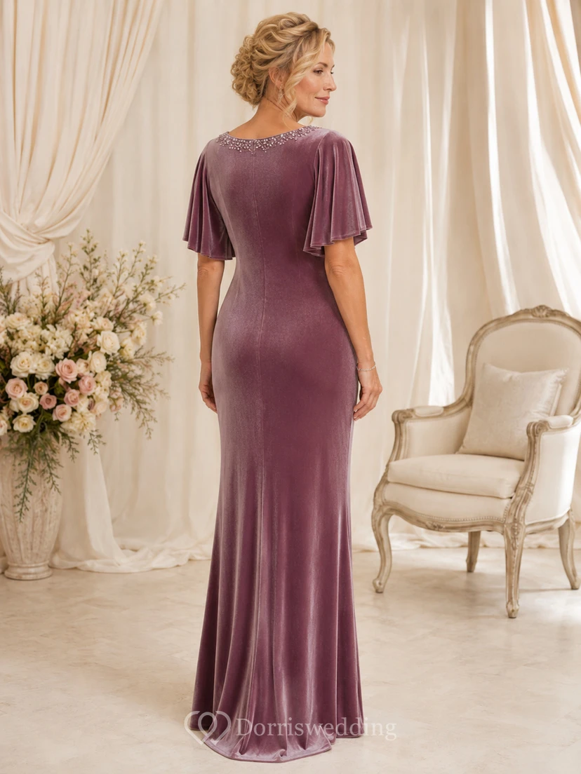 Elegantes, bodenlanges Etuikleid aus Samt in Vintage-Mauve mit Perlenbesatz am Rundhalsausschnitt und flatternden Halbärmeln – ideal für die Mutter der Braut. view 2