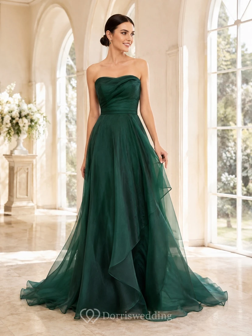Robe de bal bustier vert foncé en tulle à volants et traîne, décolleté cœur.
