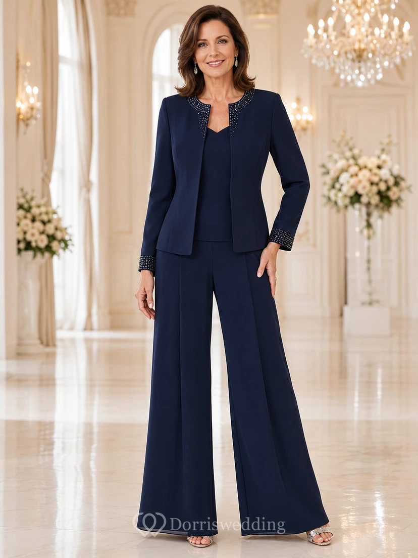 Dunkelblauer Palazzo-Hosenanzug für die Mutter der Braut, schlicht, mit taillierter, langärmeliger Jacke mit Rundhalsausschnitt und bodenlanger, weiter Hose.