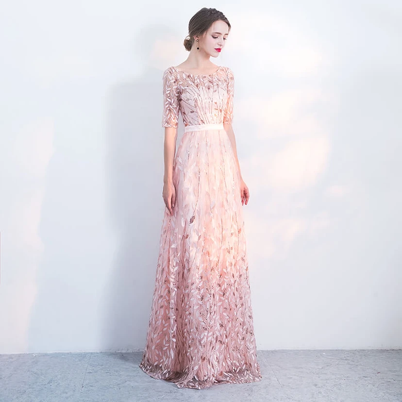 Elegante vestido de noche largo hasta el suelo con mangas cortas y detalles de cuentas.