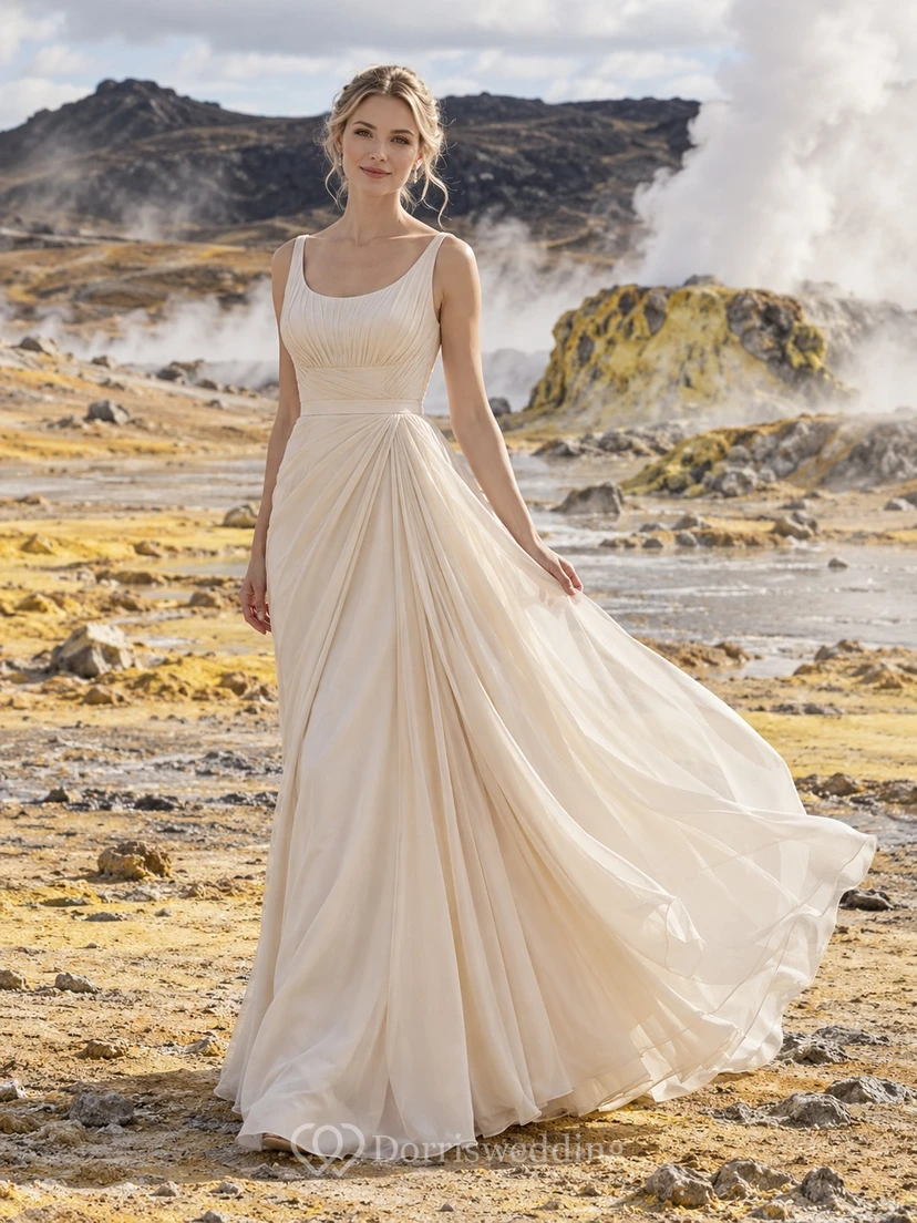 Sencillo vestido de novia de gasa con escote redondo, corte en A, tirantes anchos y cintura fruncida.
