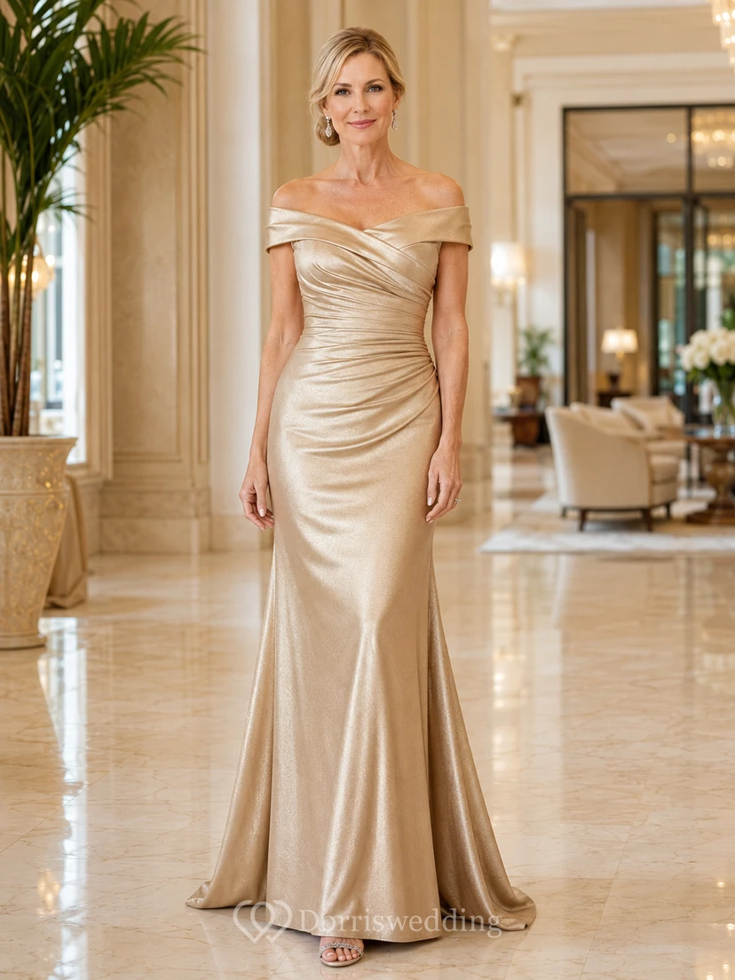 Champagnerfarbenes, luxuriöses, schulterfreies Meerjungfrauenkleid aus Metallic-Satin mit diagonalen Raffungen für die Mutter der Braut.