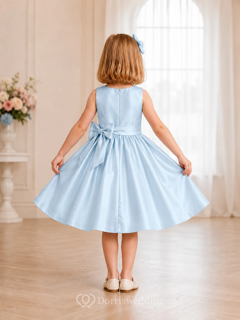 Robe de demoiselle d'honneur bleu ciel en satin, coupe trapèze, sans manches, ornée d'appliqués floraux, d'un nœud et de plis. view 2