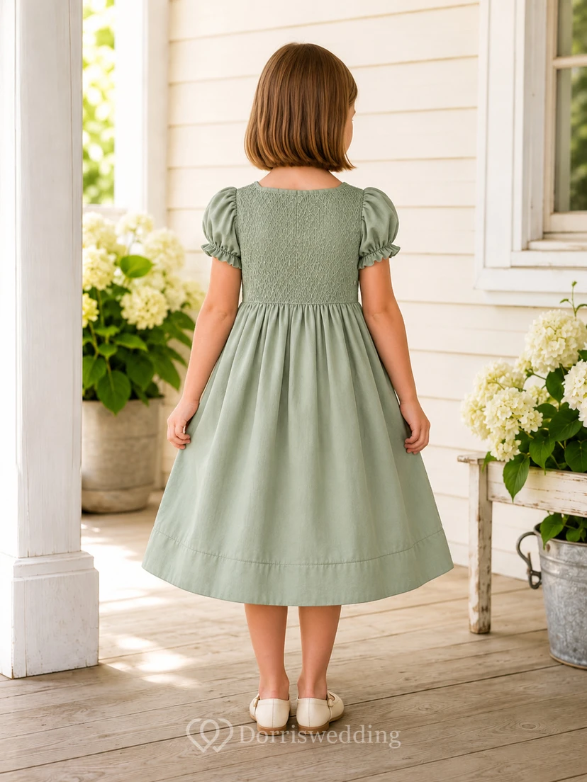 Robe de demoiselle d'honneur vintage Sage, col carré, manches bouffantes, coupe trapèze, longueur genou, en coton, ornée de smocks à la main. Robe de jardin Sage, style vintage, en coton, coupe trapèze, smockée à la main, col carré, manches bouffantes, longueur genou. view 2
