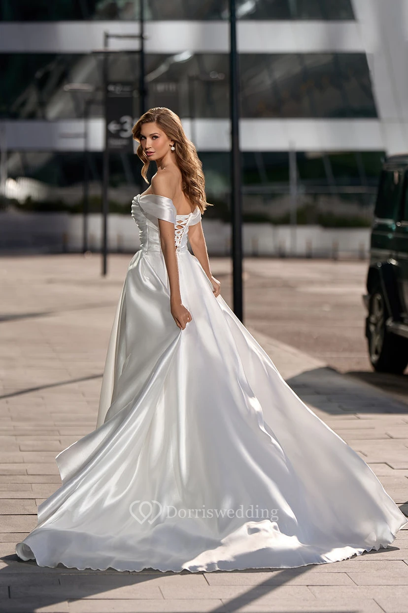 Satin-Hochzeitskleid mit Raffungen vorne, Schlitz, A-Linie, Korsett und Perlenbesatz view 2