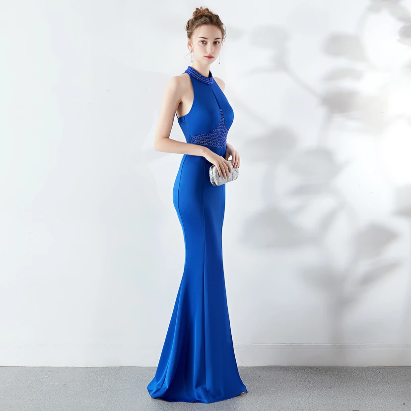 Robe de mariée longue rouge à traîne et col halter, style automne, pour un banquet de mariage ou une soirée. view 29